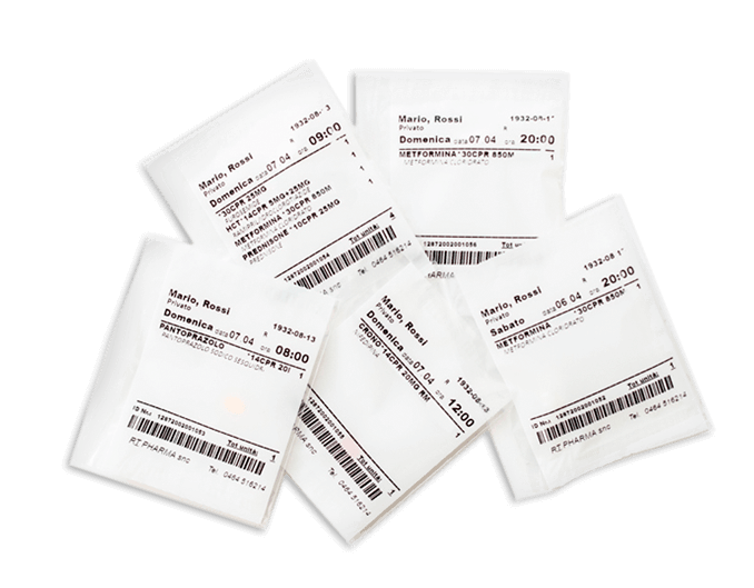 Diverse boccette bianche di pillole su prescrizione con etichette stampate, disposte in pila su uno sfondo bianco.
