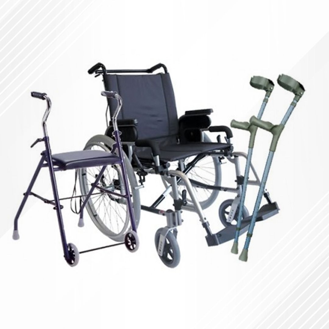 Sedie a rotelle e ausili per la mobilità, tra cui una sedia a rotelle manuale nera e un deambulatore argentato, su sfondo bianco.