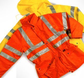 Una chaqueta amarilla y naranja con rayas reflectantes en las mangas