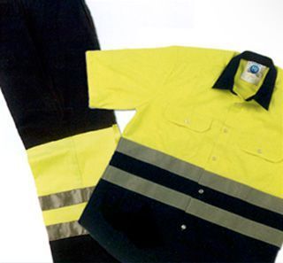 Una camisa amarilla y un pantalón negro con rayas reflectantes