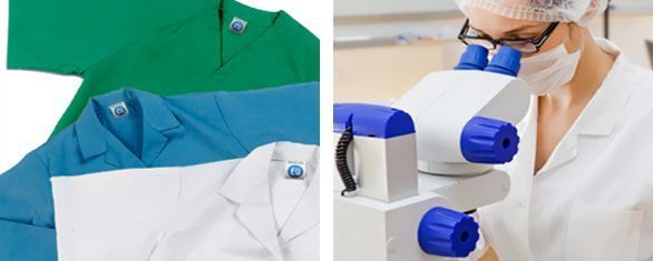 Una mujer con una bata de laboratorio está mirando a través de un microscopio.