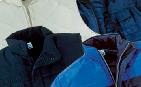Un grupo de chaquetas están colocadas una encima de otra en una percha.