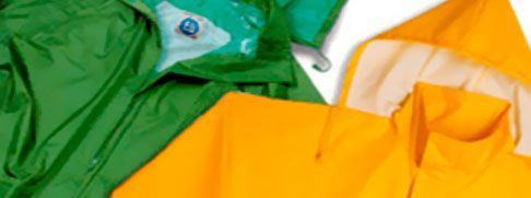 Un impermeable verde y un impermeable amarillo están colocados uno encima del otro.