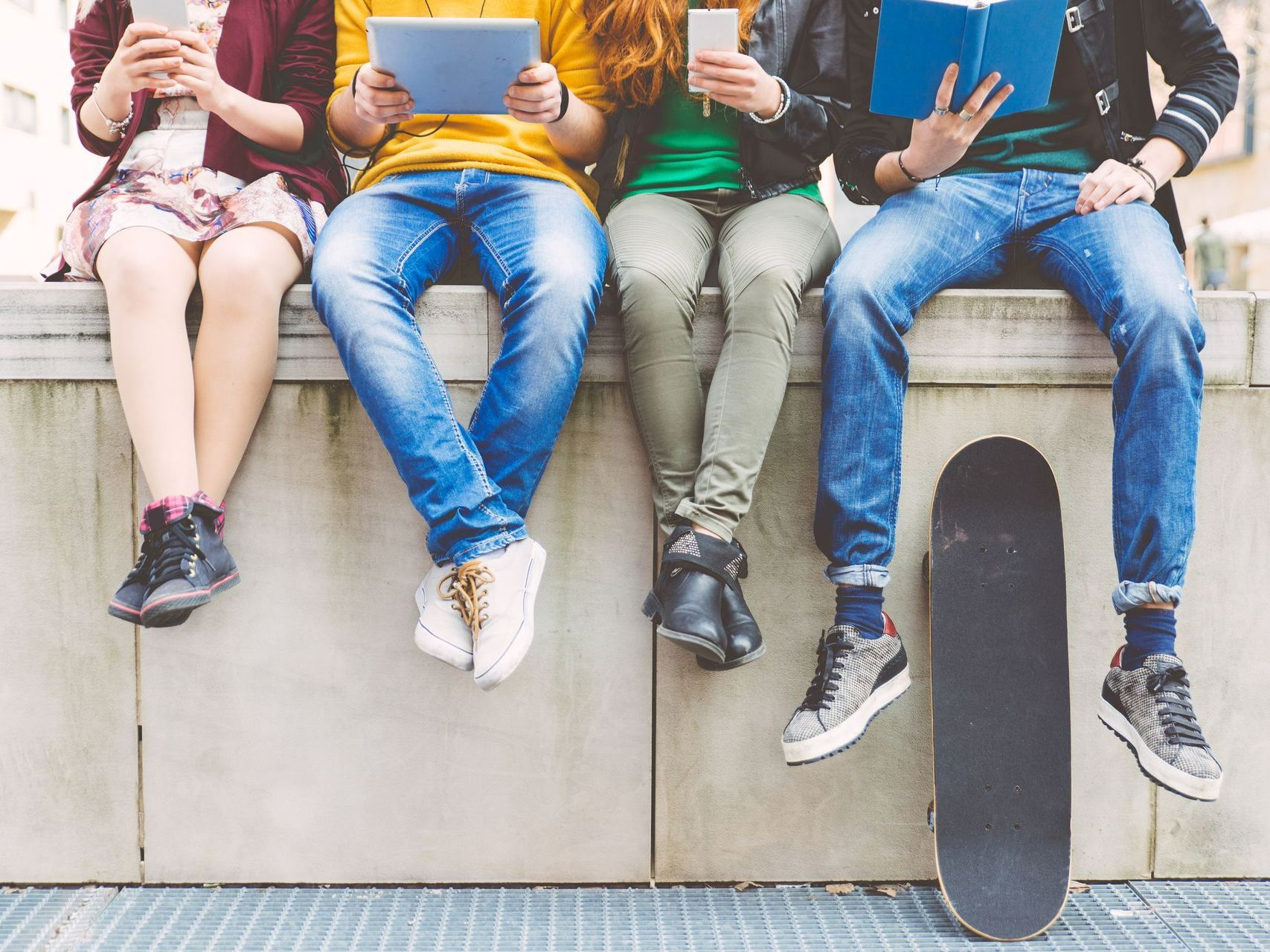 Quatre adolescents à la sortie des cours