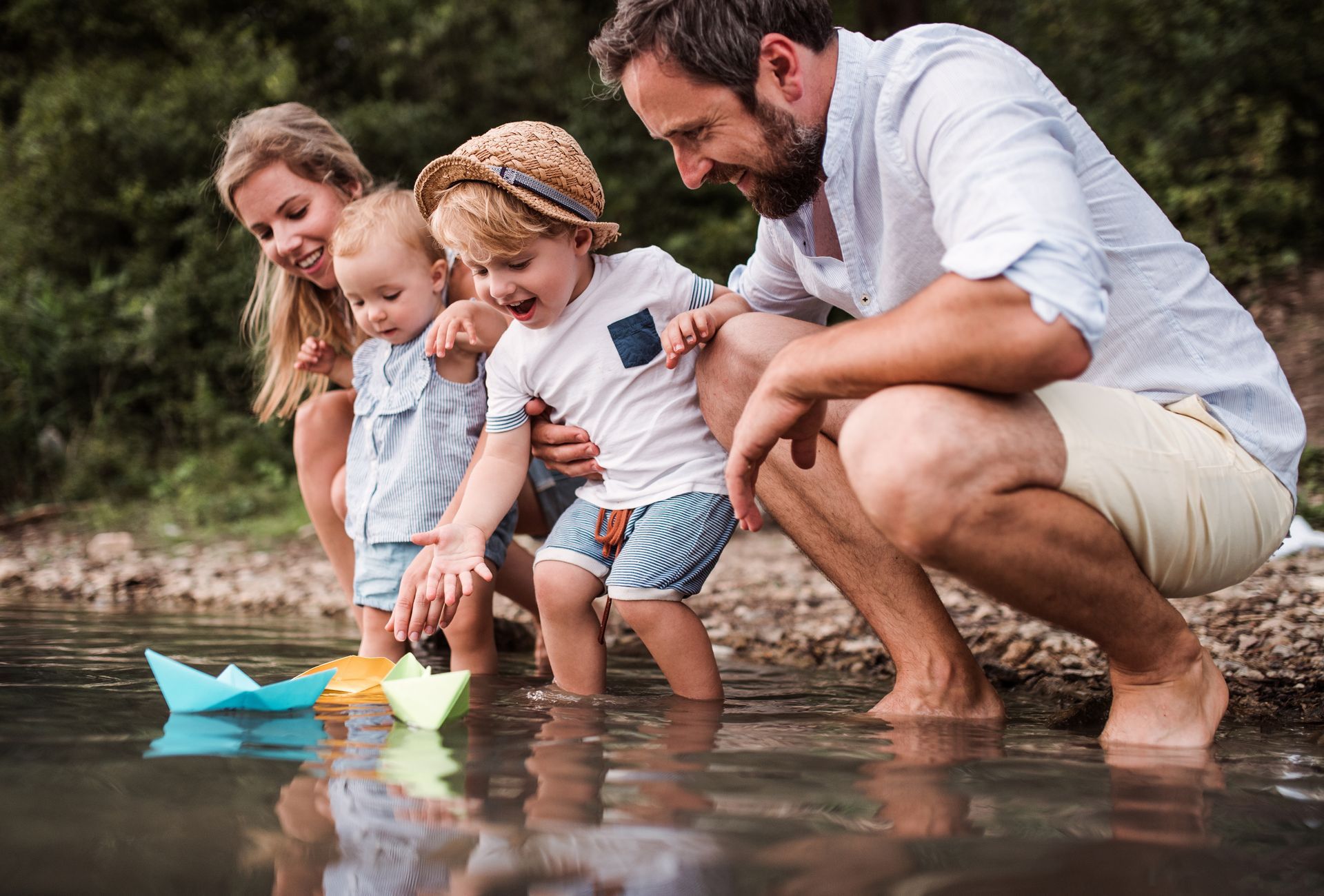 Famille en vacances au bord de l'eau