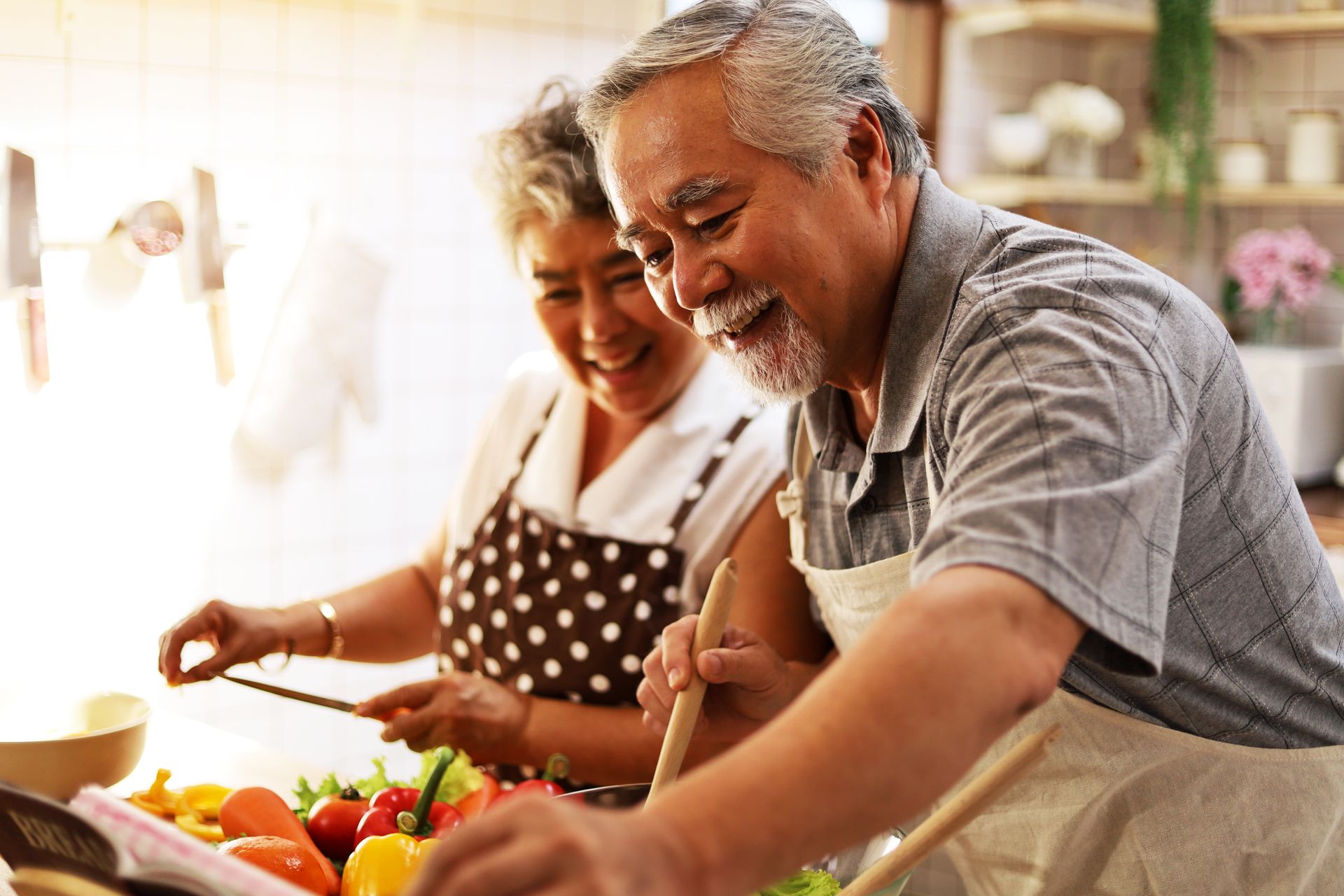 Couple faisant la cuisine