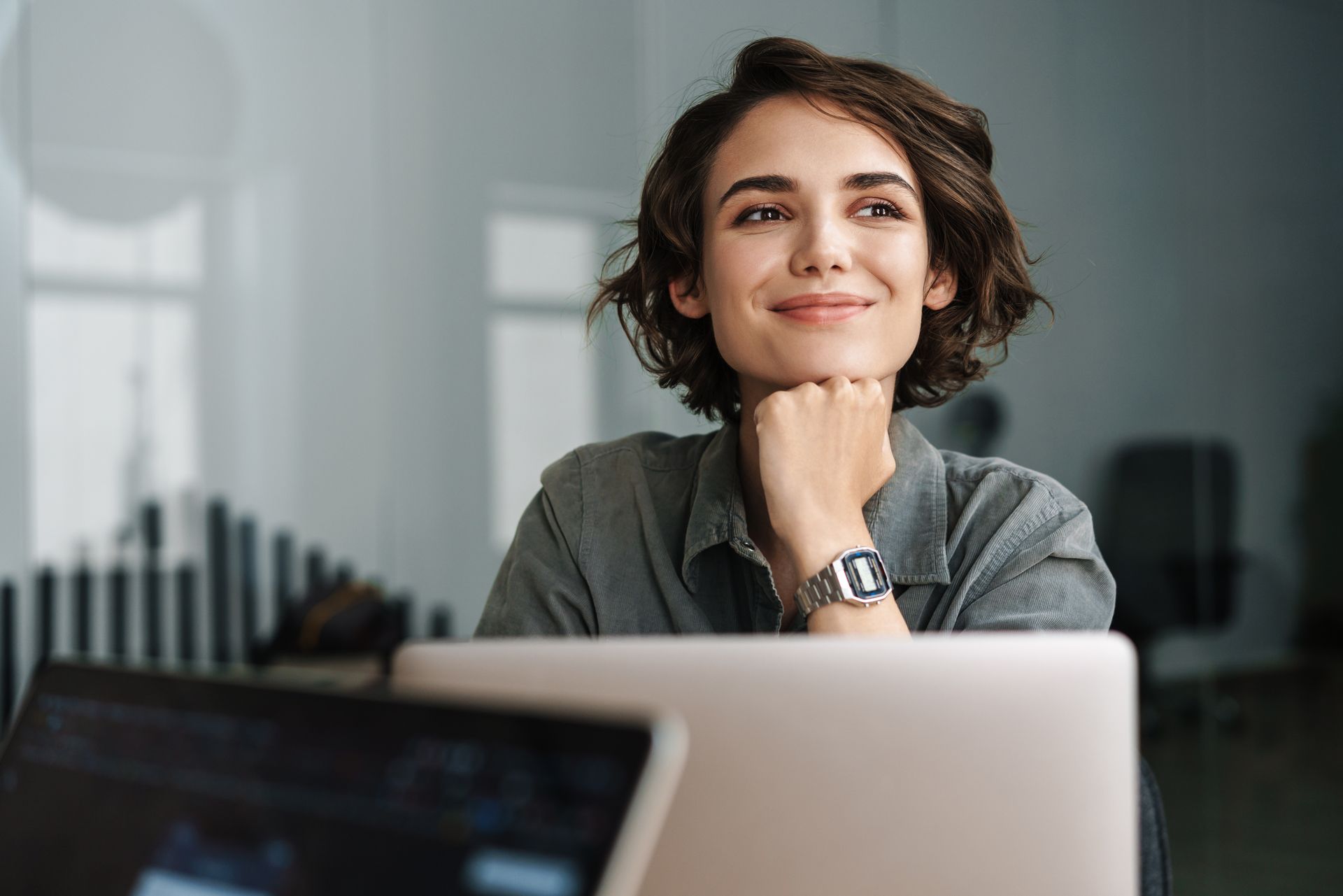 Femme souriant au travail