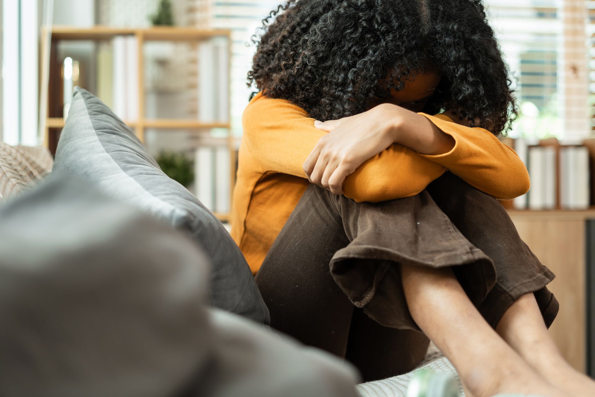 Jeune femme prostrée
