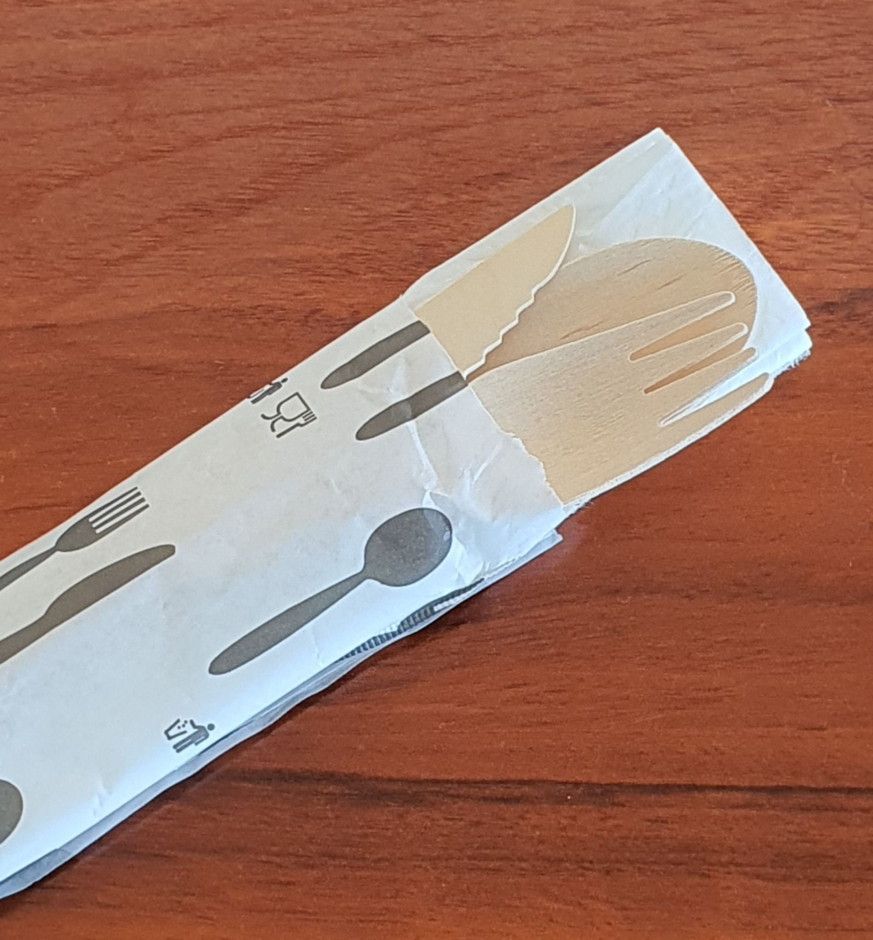 talheres de madeira embalados