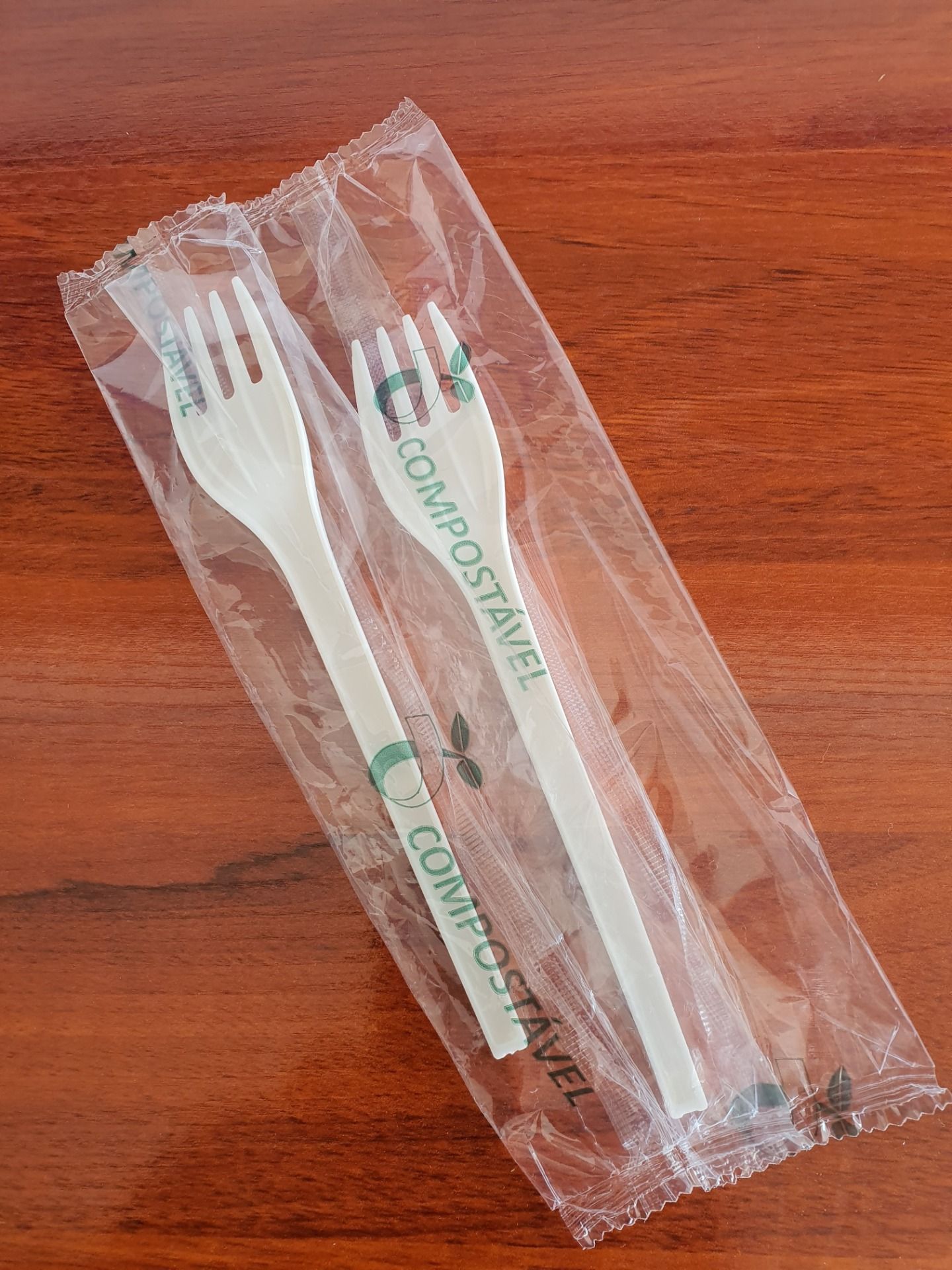 colheres de plástico compostável embaladas