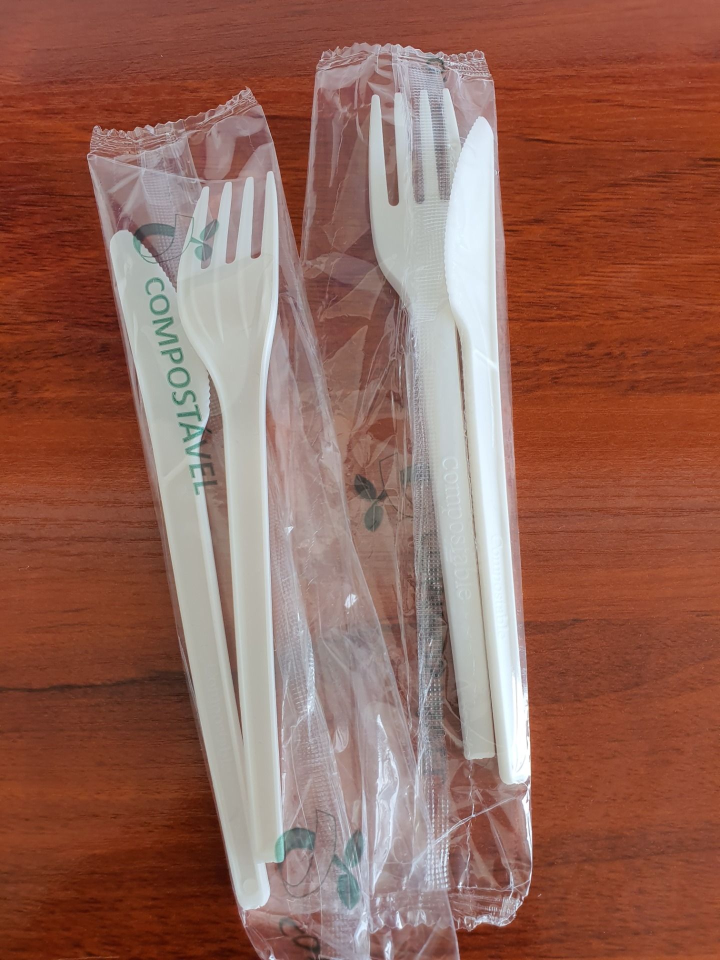 colheres de plástico embaladas