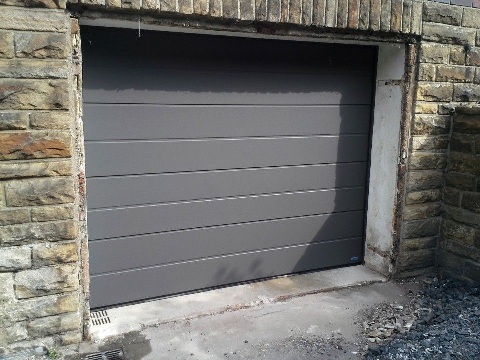 dunkles Garagentor