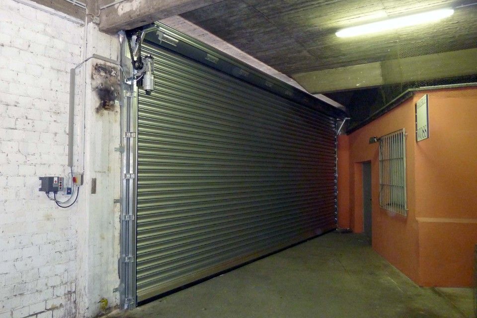 Industrietor von der Seite