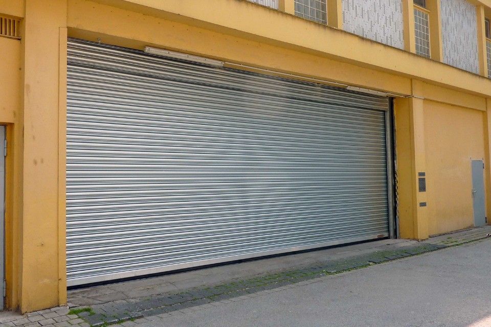 sehr großes Industrietor