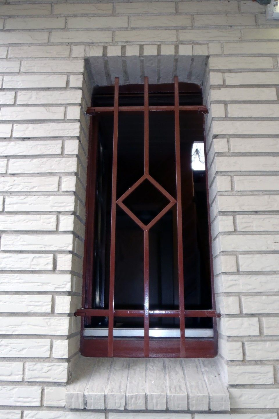 langes Fenstergitter