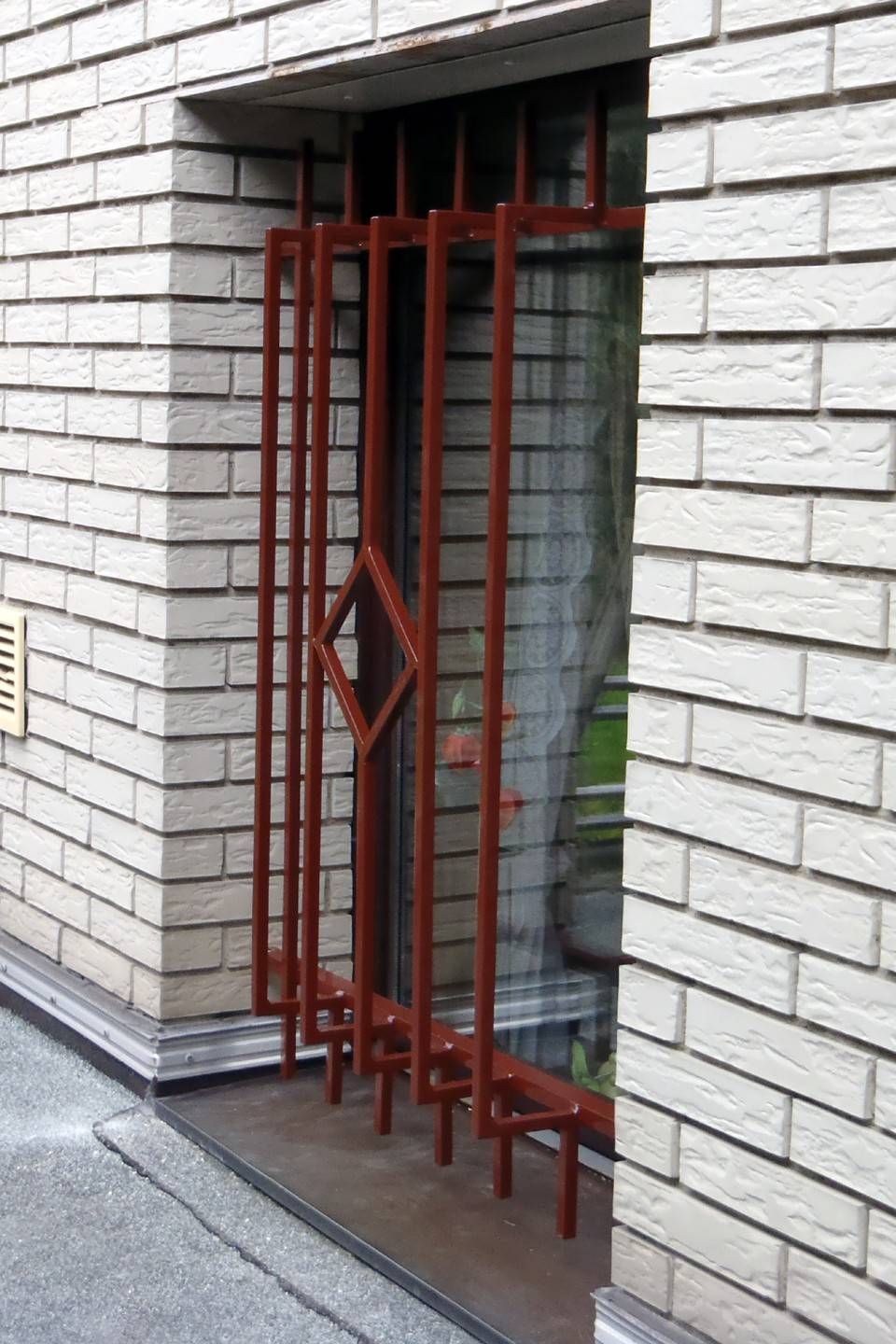 rotes Fenstergitter