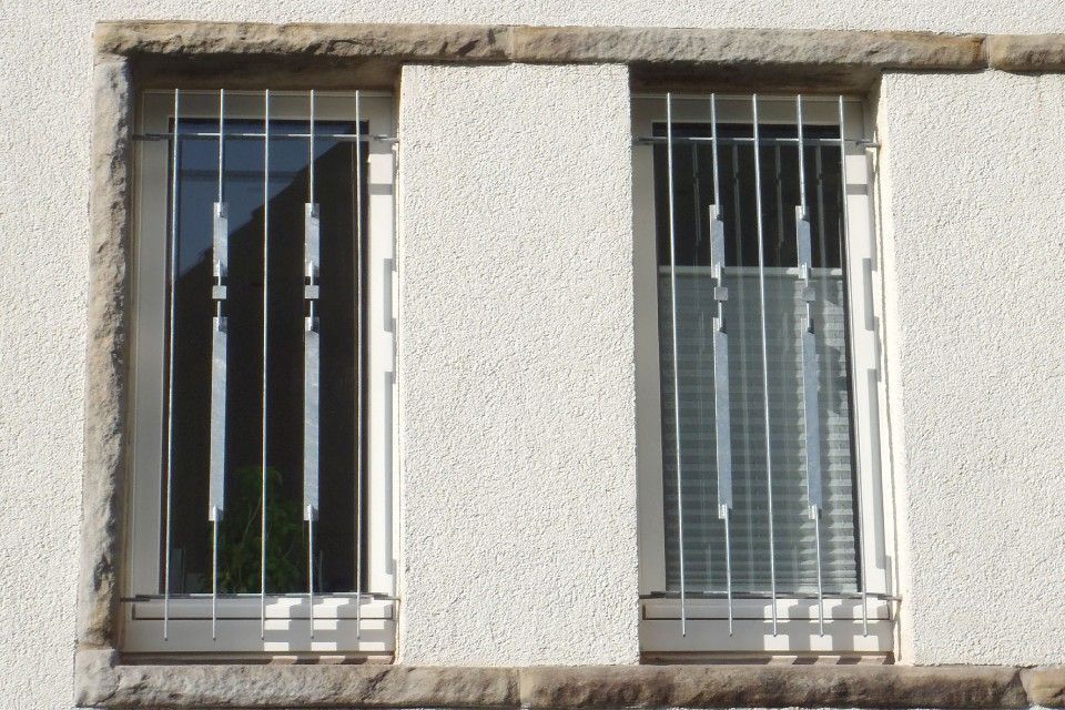 zwei Fenstergitter
