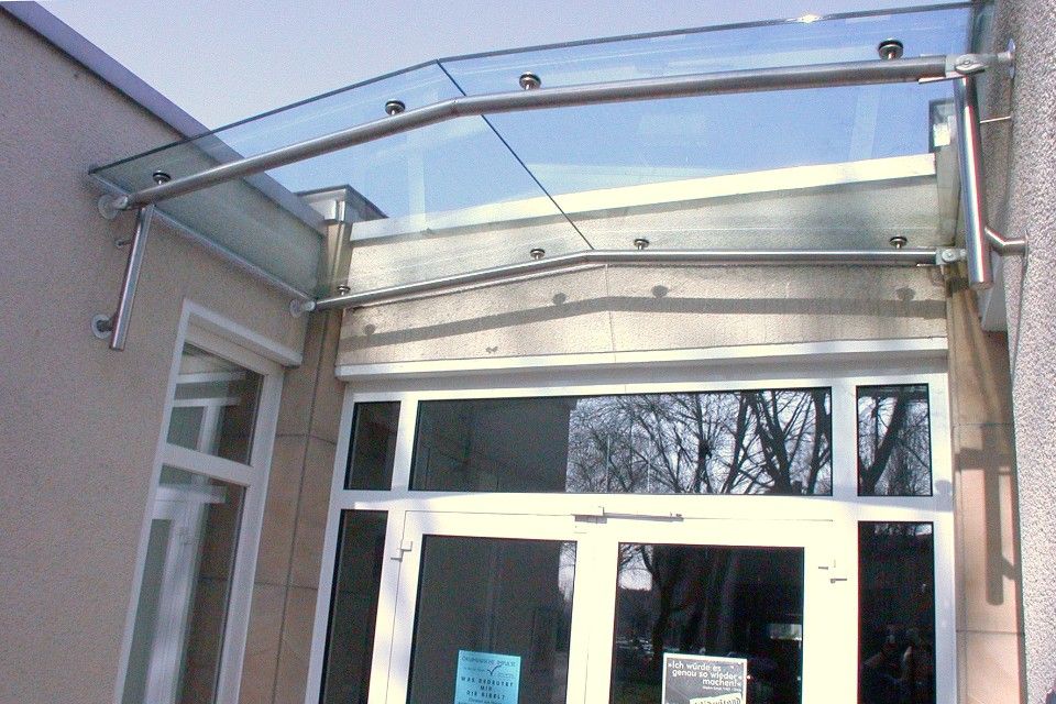 Vordach bei einem großen Gebäude