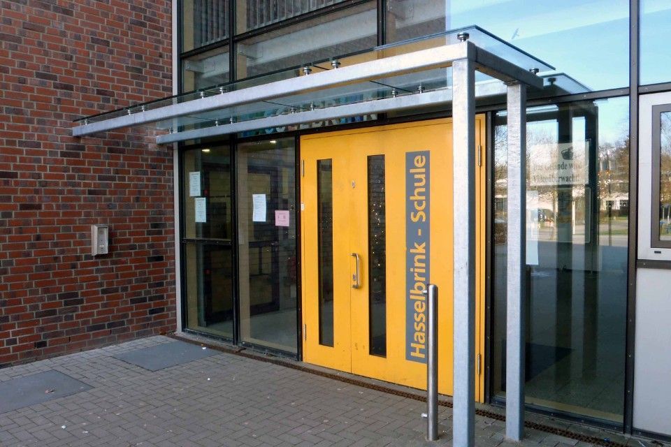 Vordach bei einer Schultür