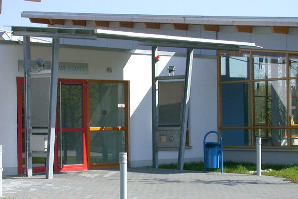 großes Glas-Vordach