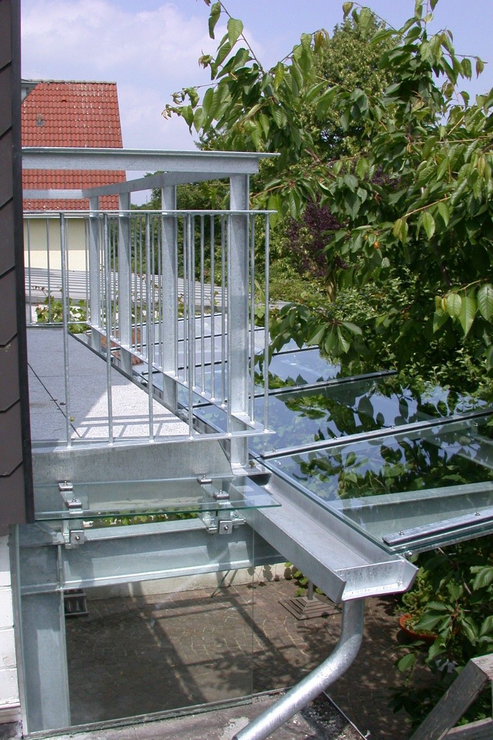 Vordach neben einem Baum