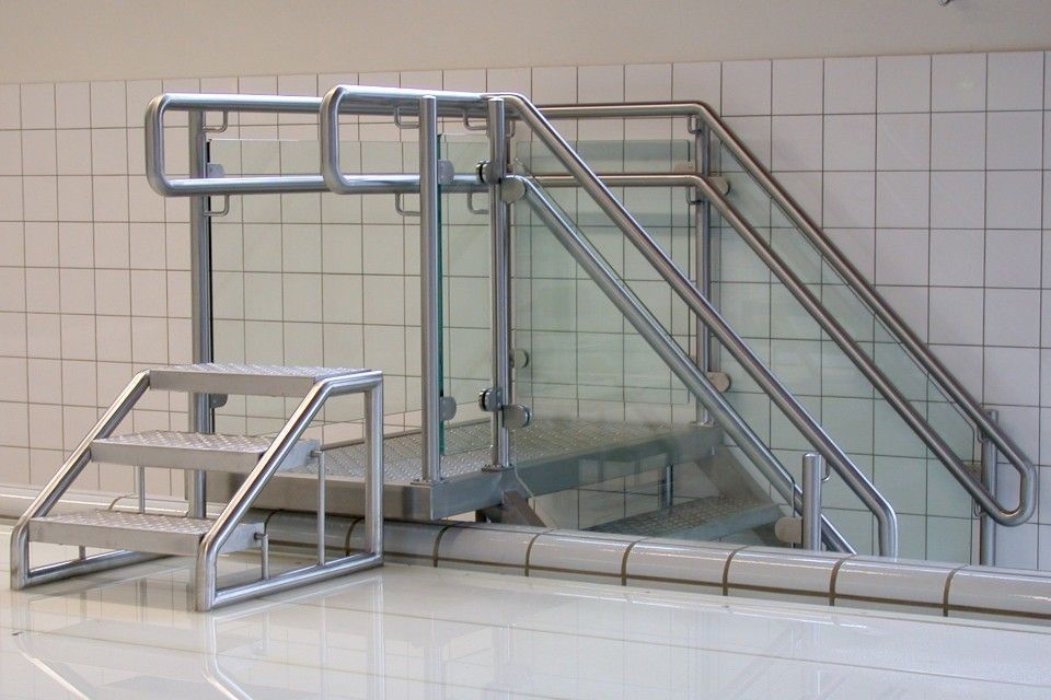 silbernes Treppengeländer Hallenbad