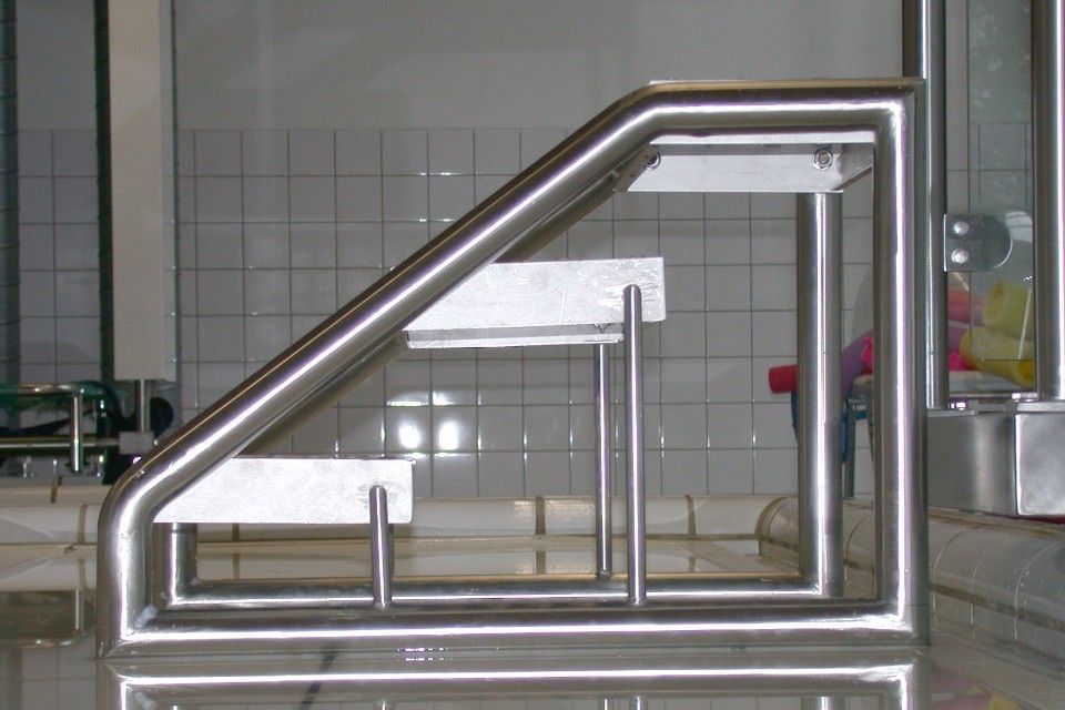 langes Treppengeländer Hallenbad