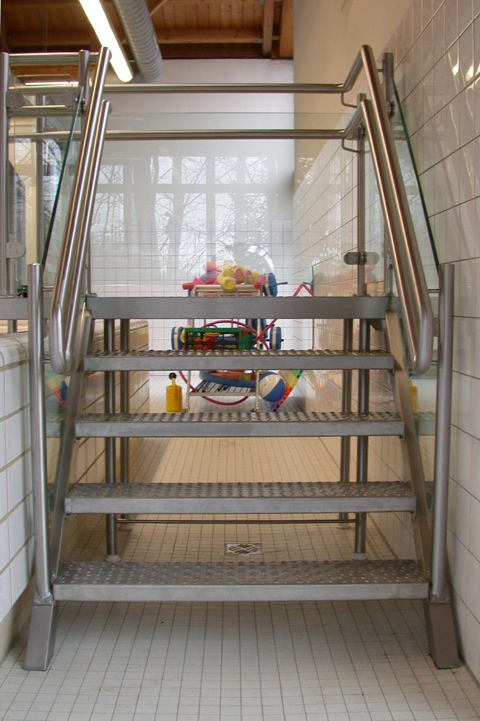 festes Treppengeländer Hallenbad