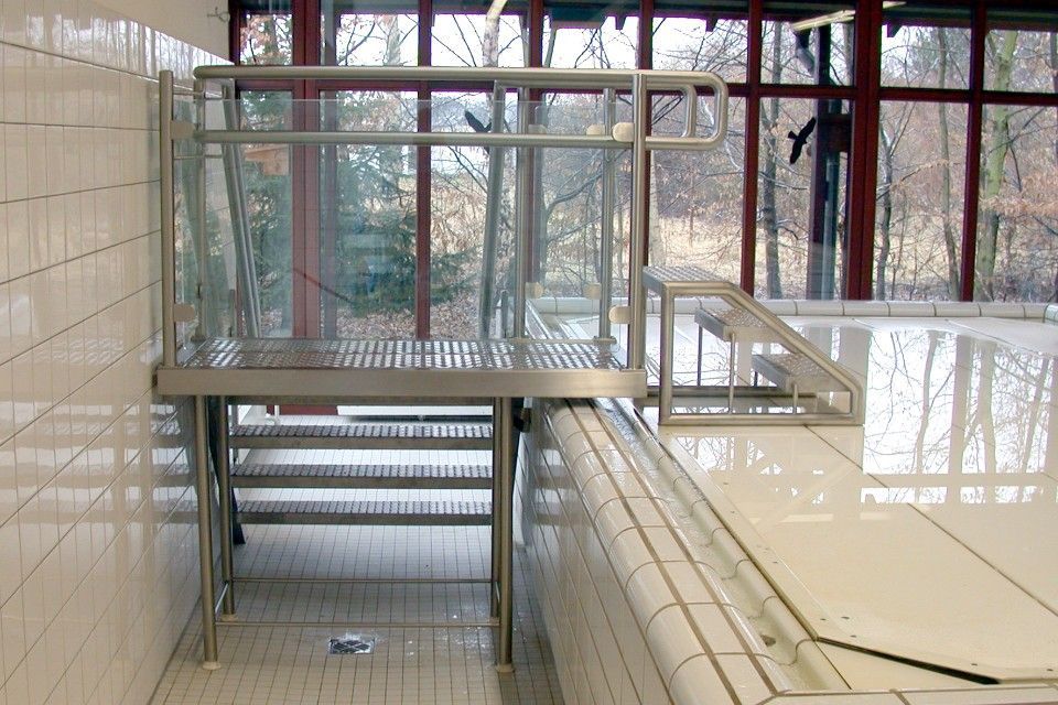 sicheres Treppengeländer Hallenbad