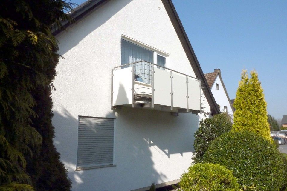 weiße Hausfassade mit Balkon