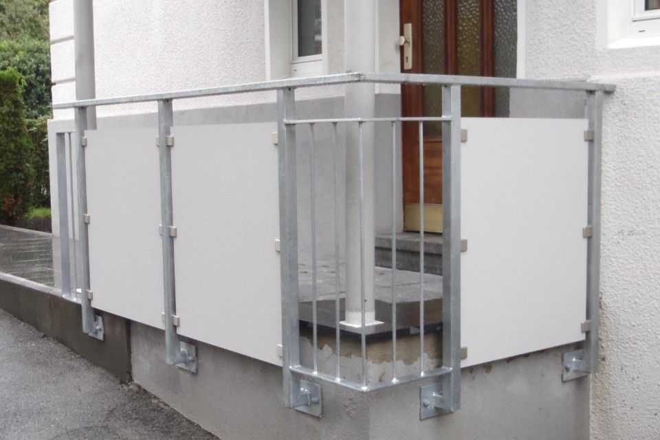 Geländer vor einer Haustür