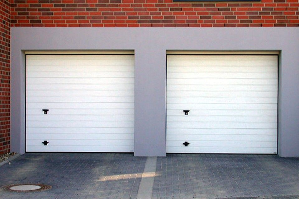 zwei weiße Garagentore
