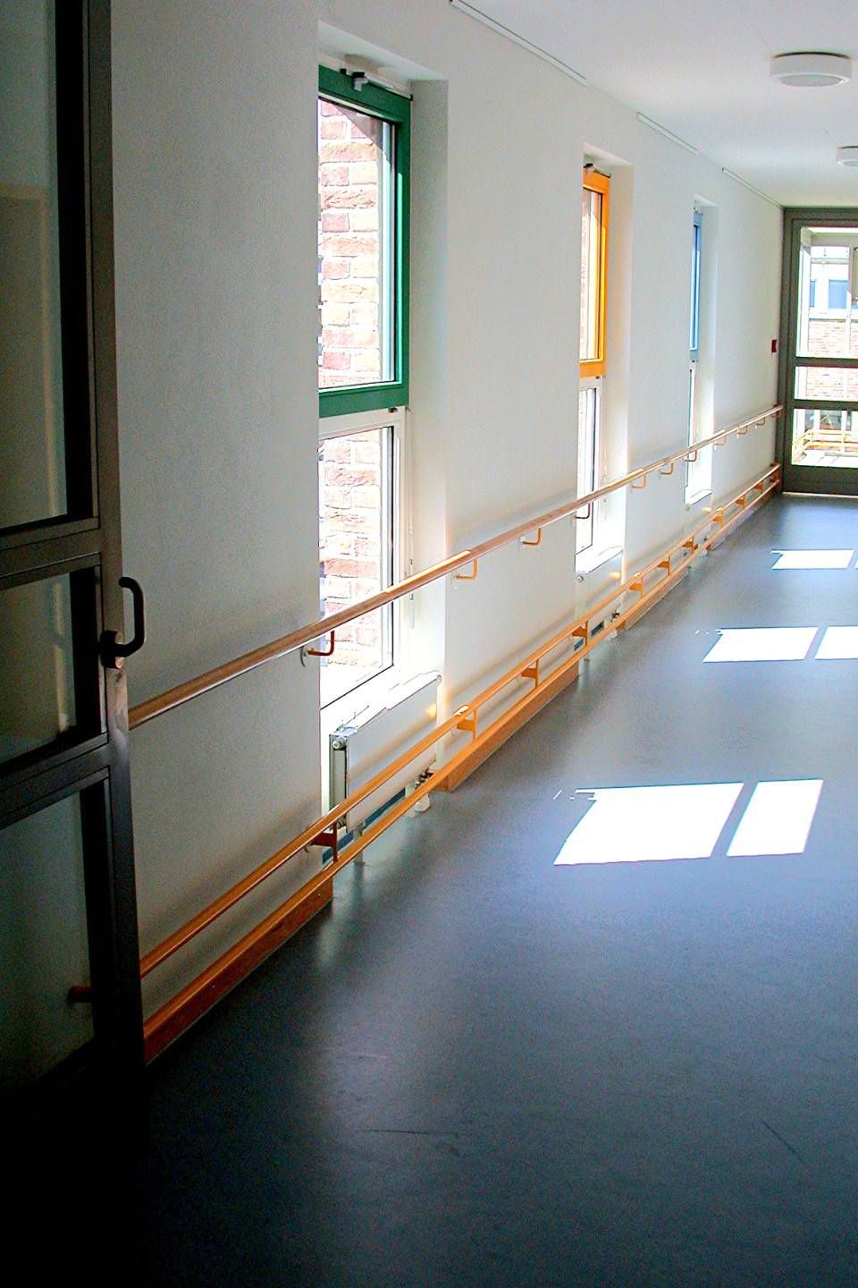 Handlauf an einer Wand im Innenbereich