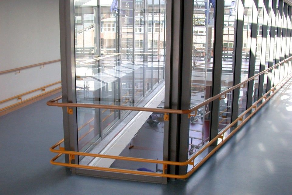 Handlauf an einer Glaswand