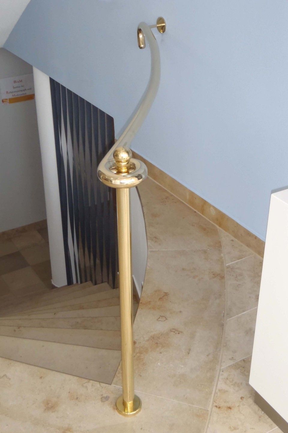 goldener schicker Handlauf