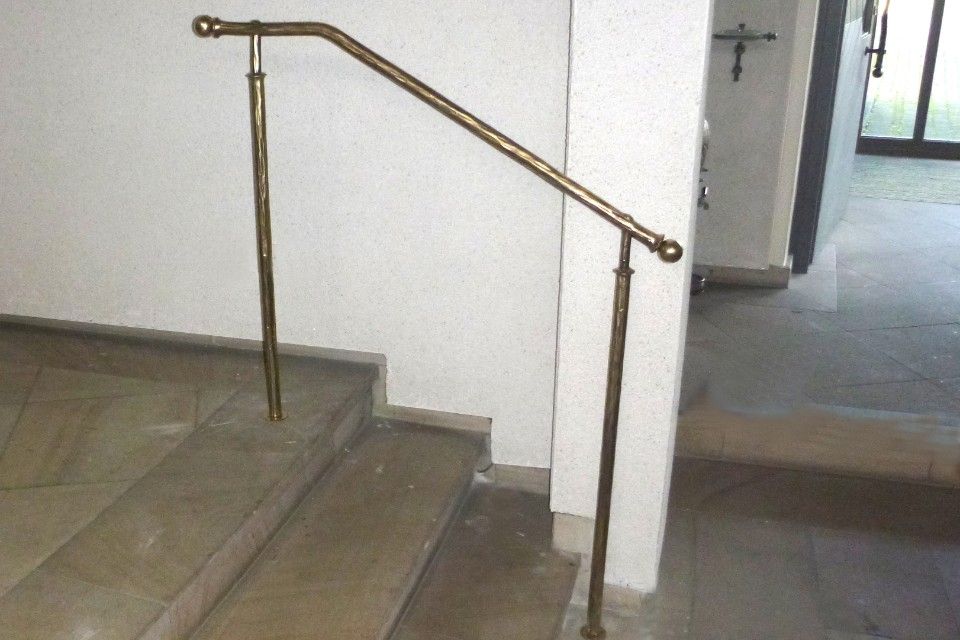 kleiner Handlauf neben einer Treppe