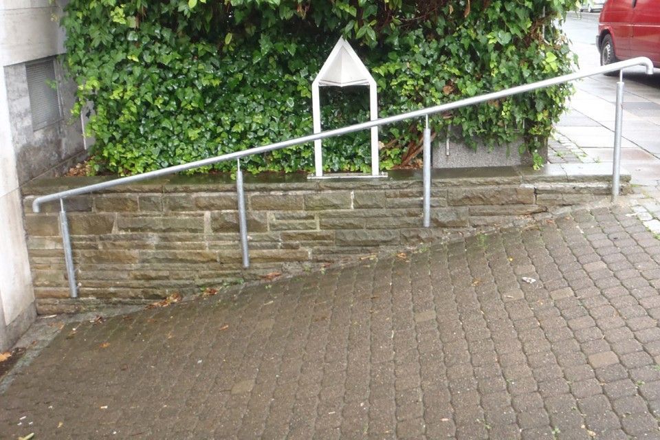 Handlauf an einer Straße