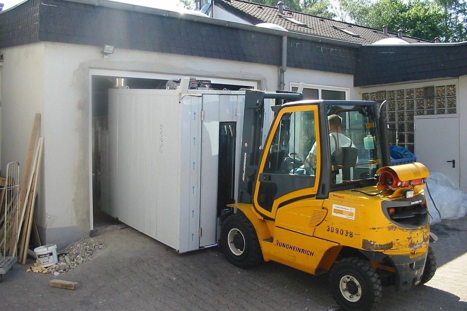 Montagearbeiten mit Bagger