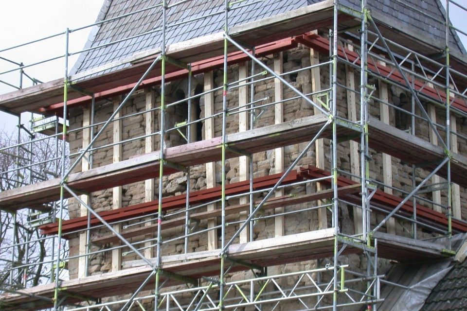 Montagearbeiten an einer Kirche