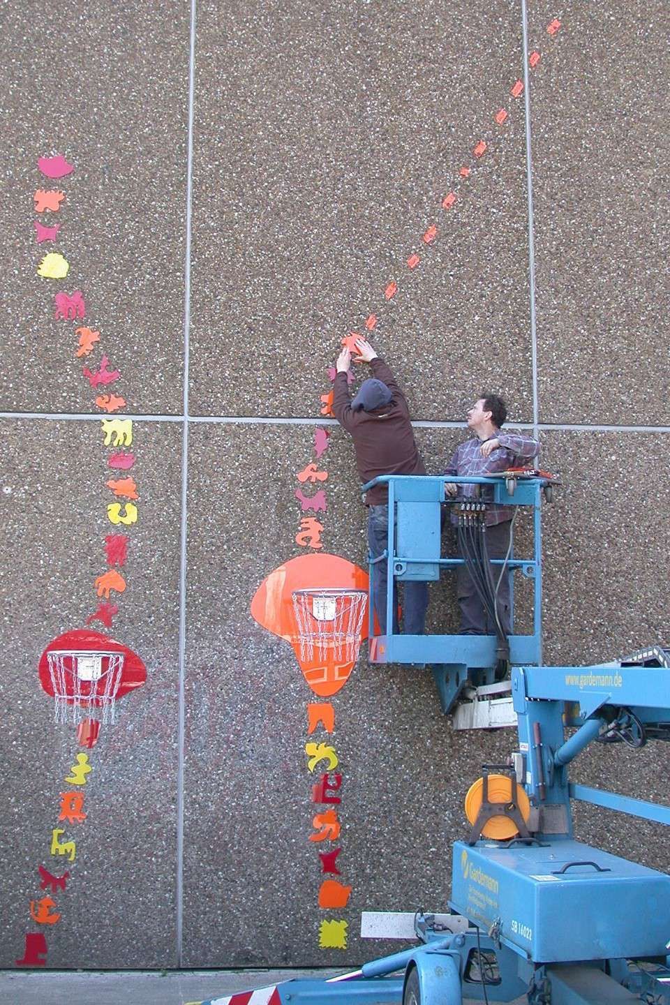 Montagearbeiten an einer Mauer