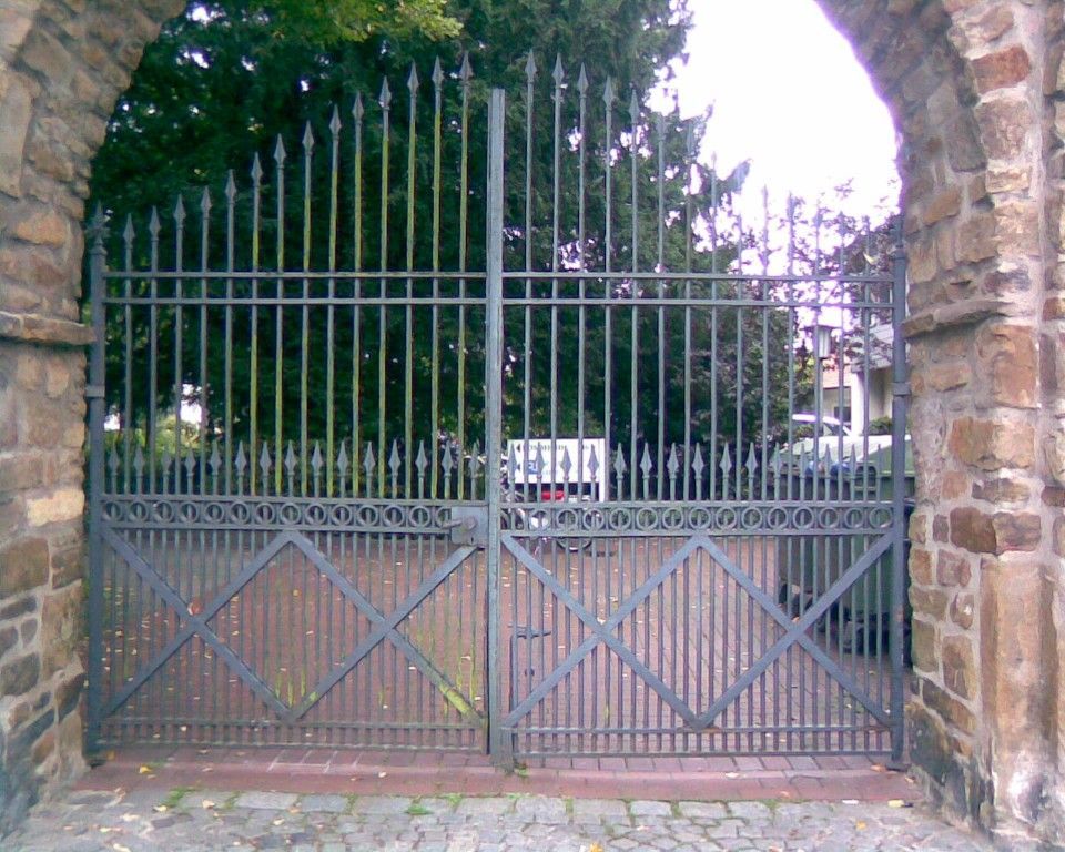 Reparaturarbeiten an einem Tor