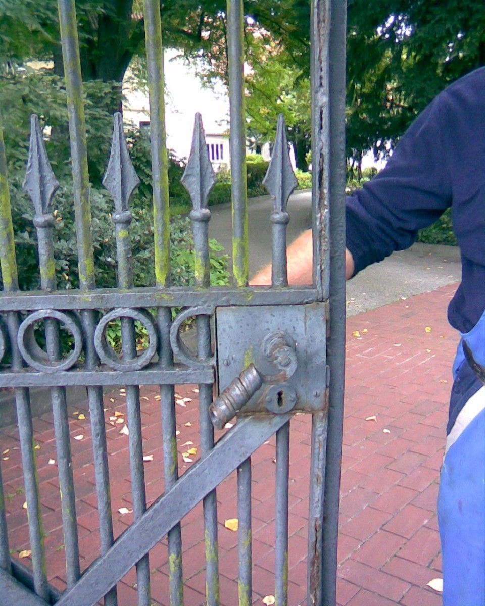 Nachansicht eines offenen Tors