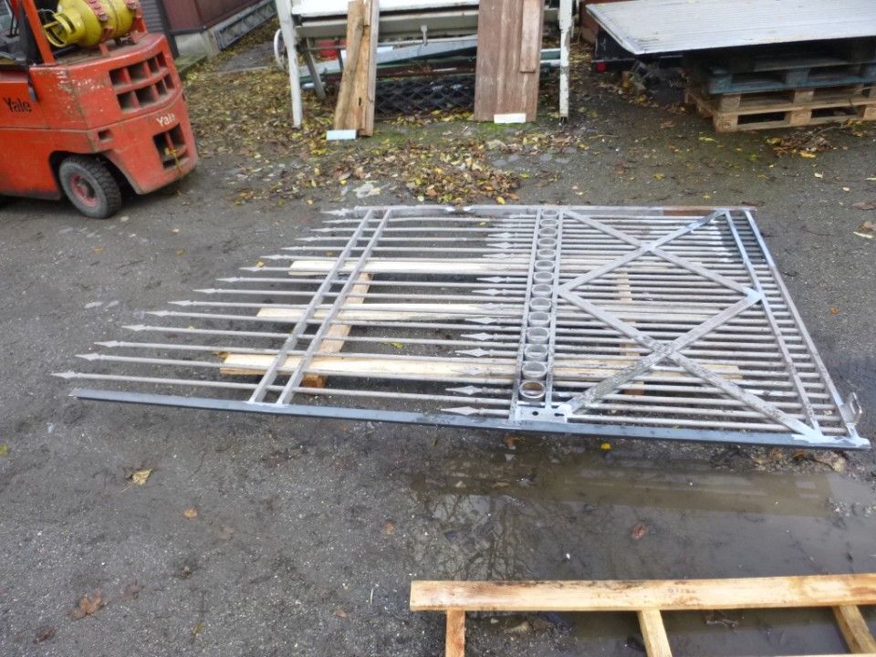 ein Tor liegt auf dem Boden