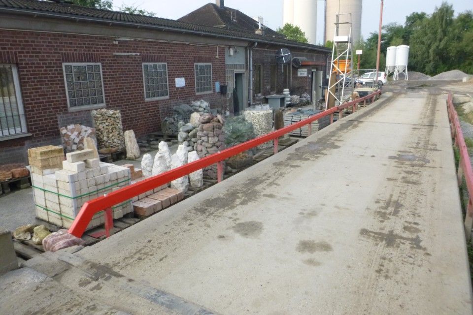 Reparaturarbeiten auf einem Weg