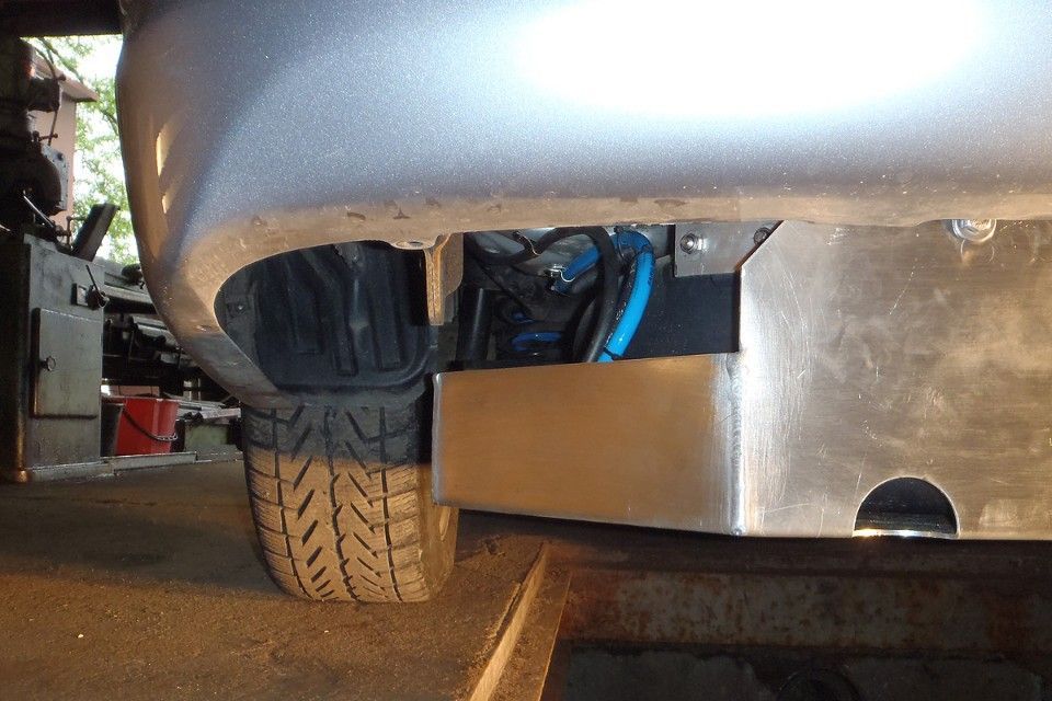 Blick von unten auf ein Auto