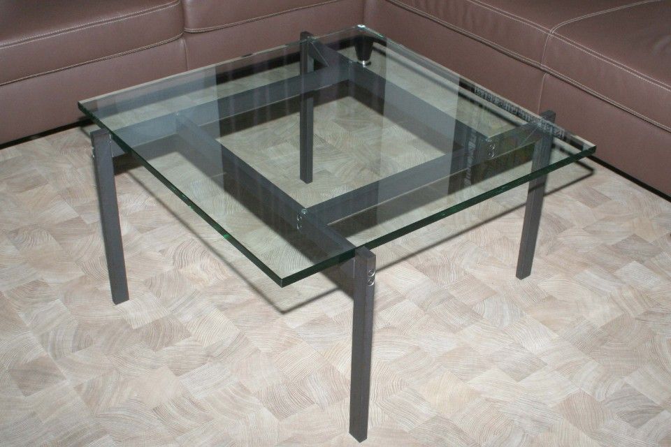Tisch mit Glasscheibe
