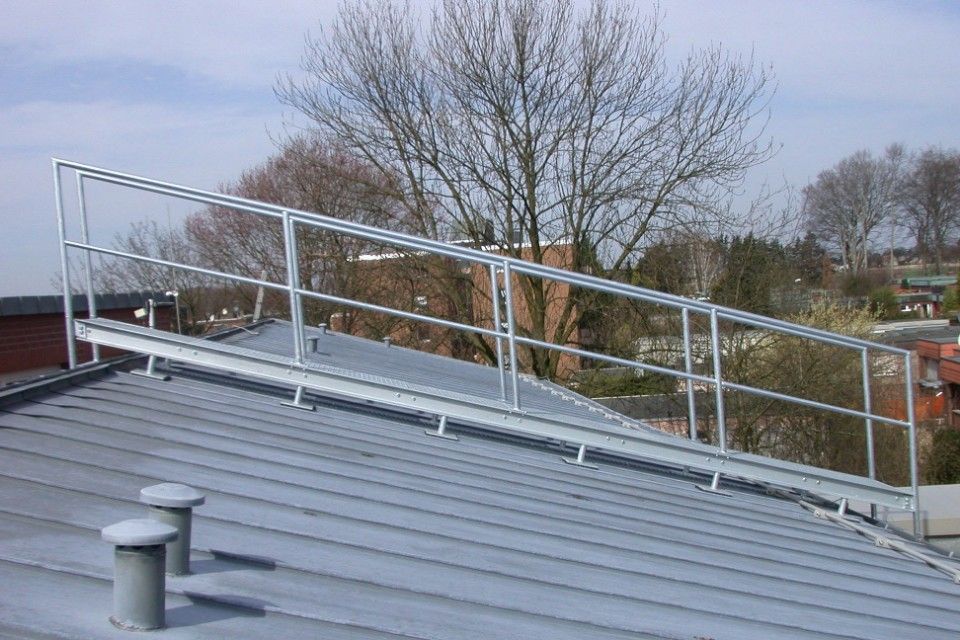 eine Leiter auf einem Dach