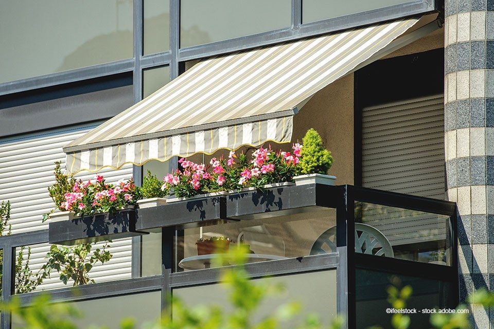 Stoffmarkise von Fenstherm Handels GmbH für Balkon mit Blumen