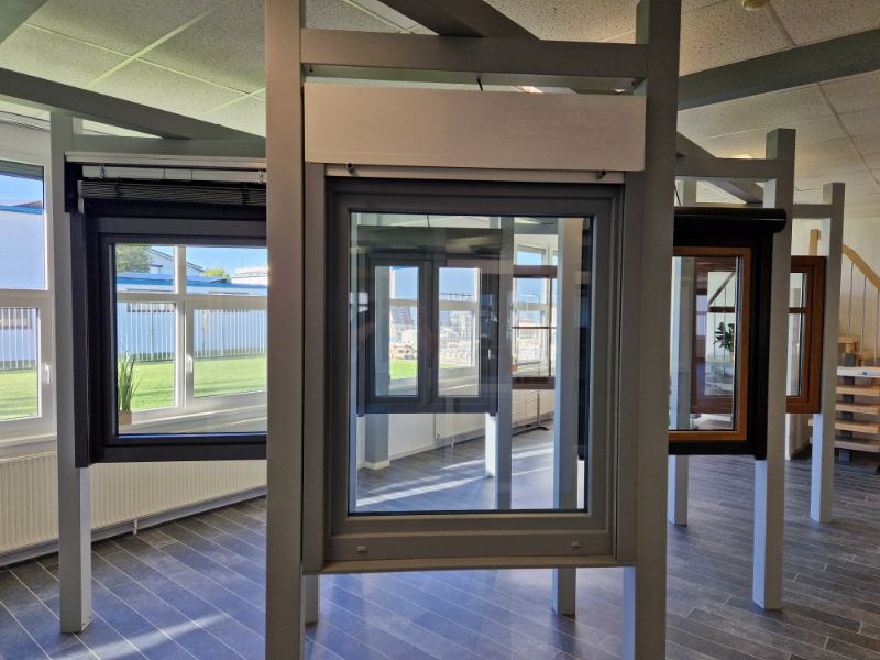 Fenster mit grauem Rahmen von Fenstherm Handels GmbH