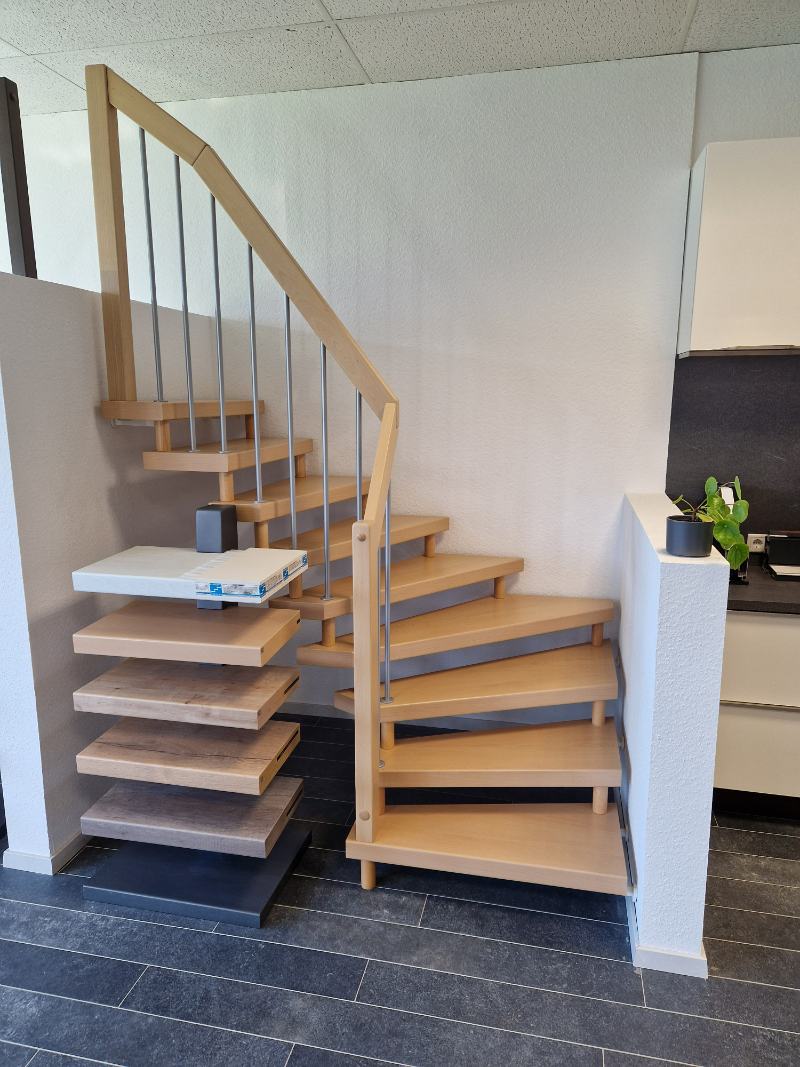 Wendeltreppe nach links gebogen aus hellem Holz von Fenstherm Handels GmbH